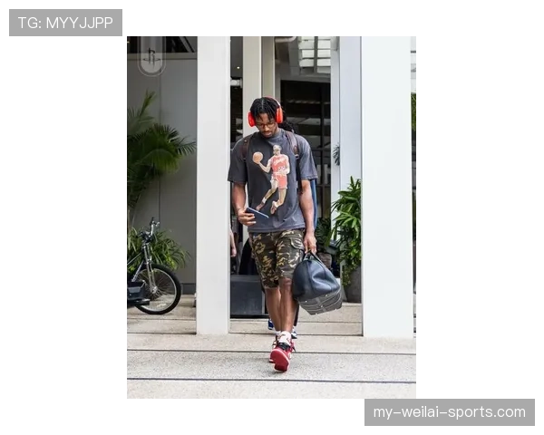 杜兰特今天穿了啥？居然在球馆里戴墨镜，比走红毯还讲究！